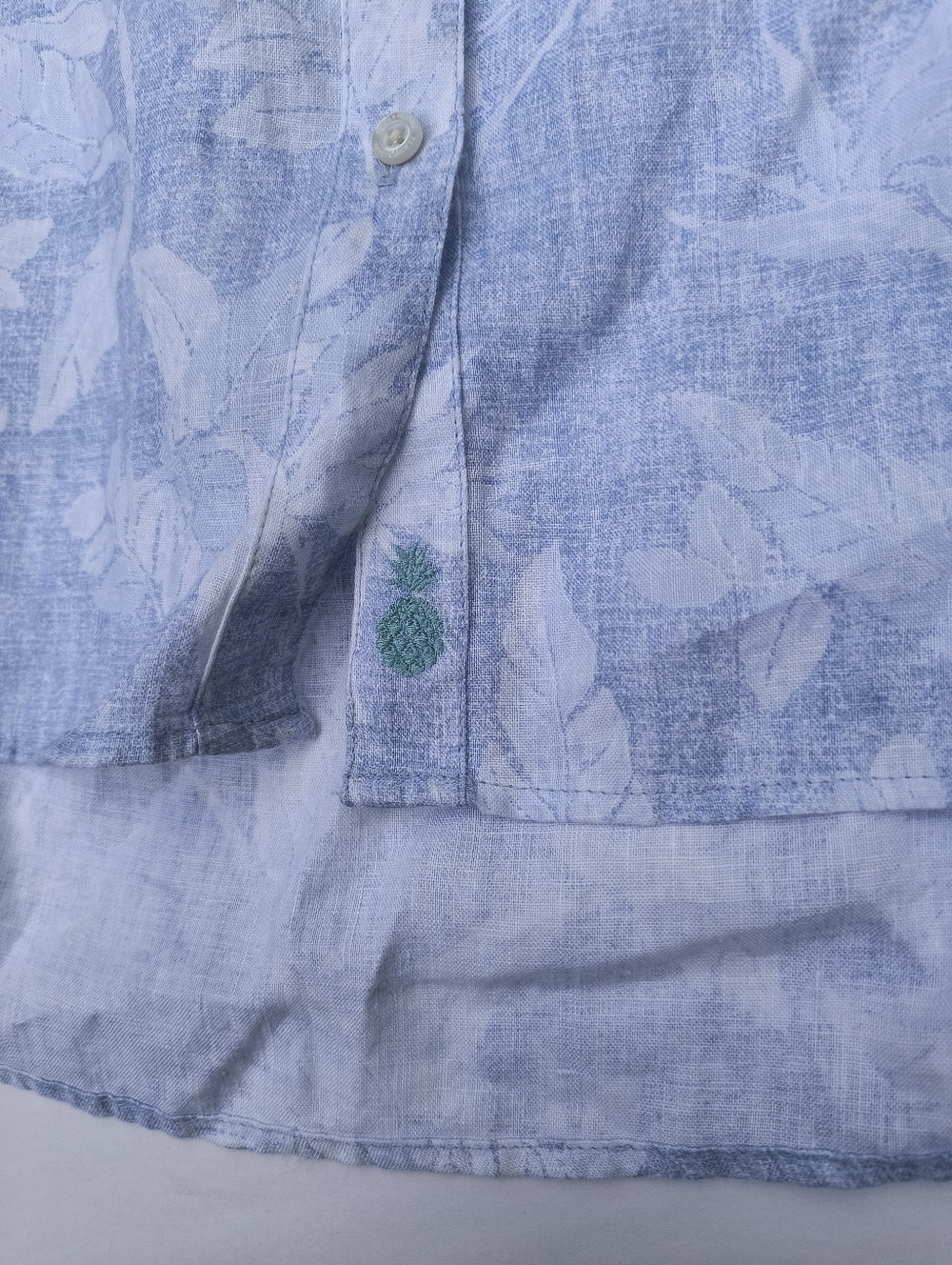 Tommy Bahama Light Blue and White Floral Button-Down Shirt W-S/P, 100℅ Linen - Picture 6 of 11
